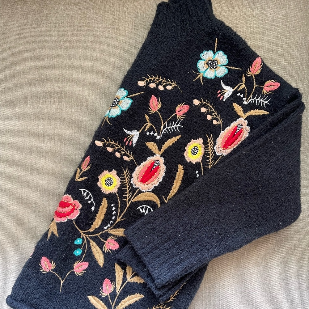 Pretty embroidered turtleneck sweater